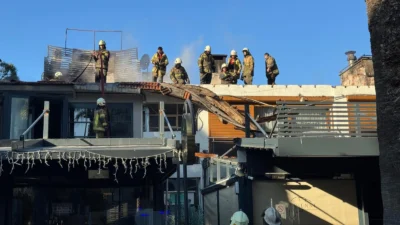 Sabahın erken saatlerinde Bostanlı’da korku dolu anlar yaşandı. 11 araç