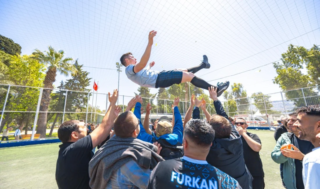 İzmir İtfaiyesi, dördüncüsünü düzenlediği futbol turnuvasıyla şehit olan meslektaşlarını bir