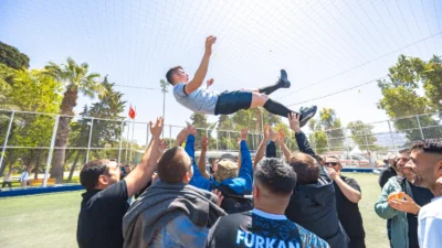 İzmir İtfaiyesi, dördüncüsünü düzenlediği futbol turnuvasıyla şehit olan meslektaşlarını bir