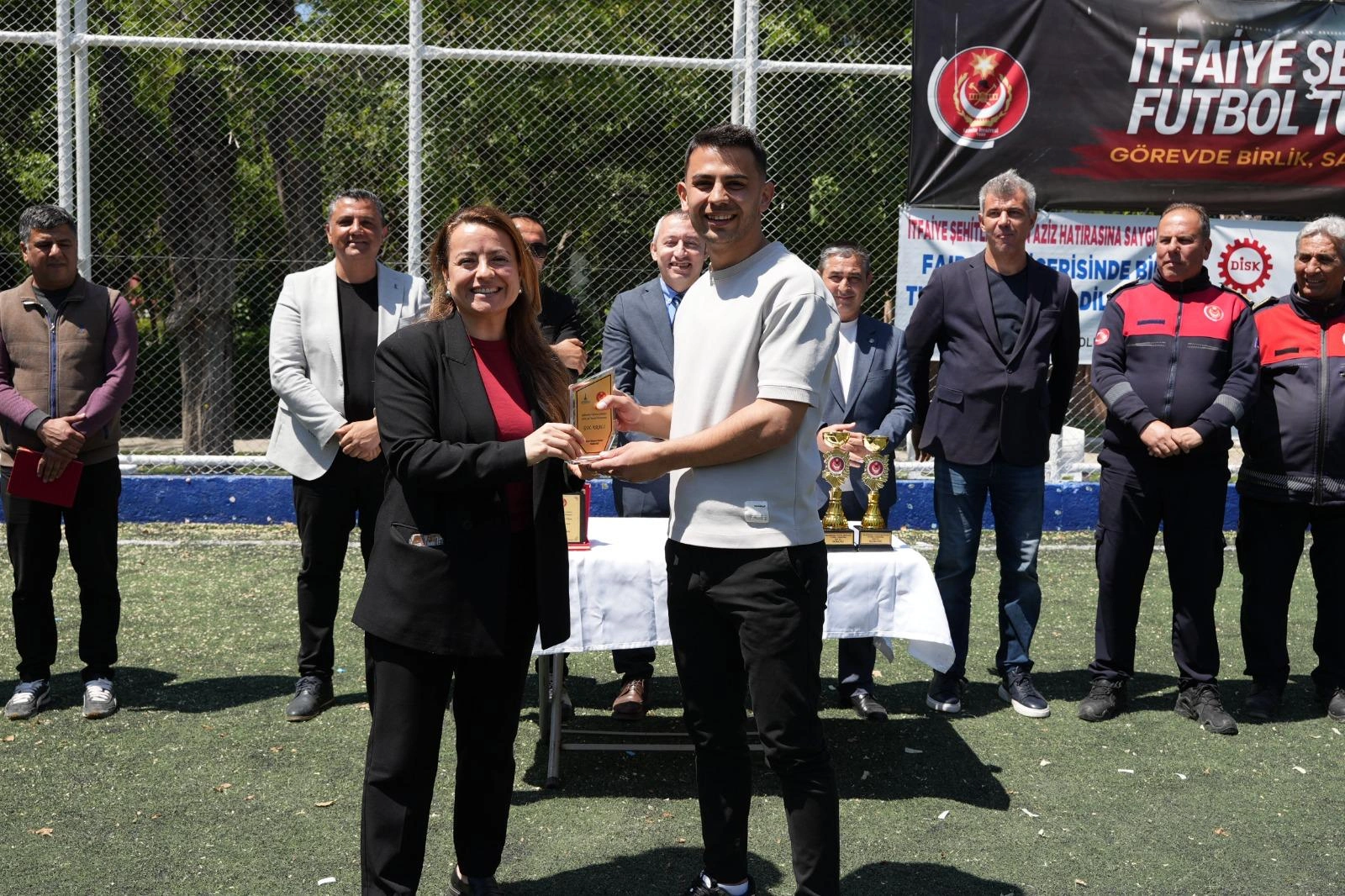 Vefa sahada kazandı: İtfaiyeciler şehit arkadaşlarını unutmadı!