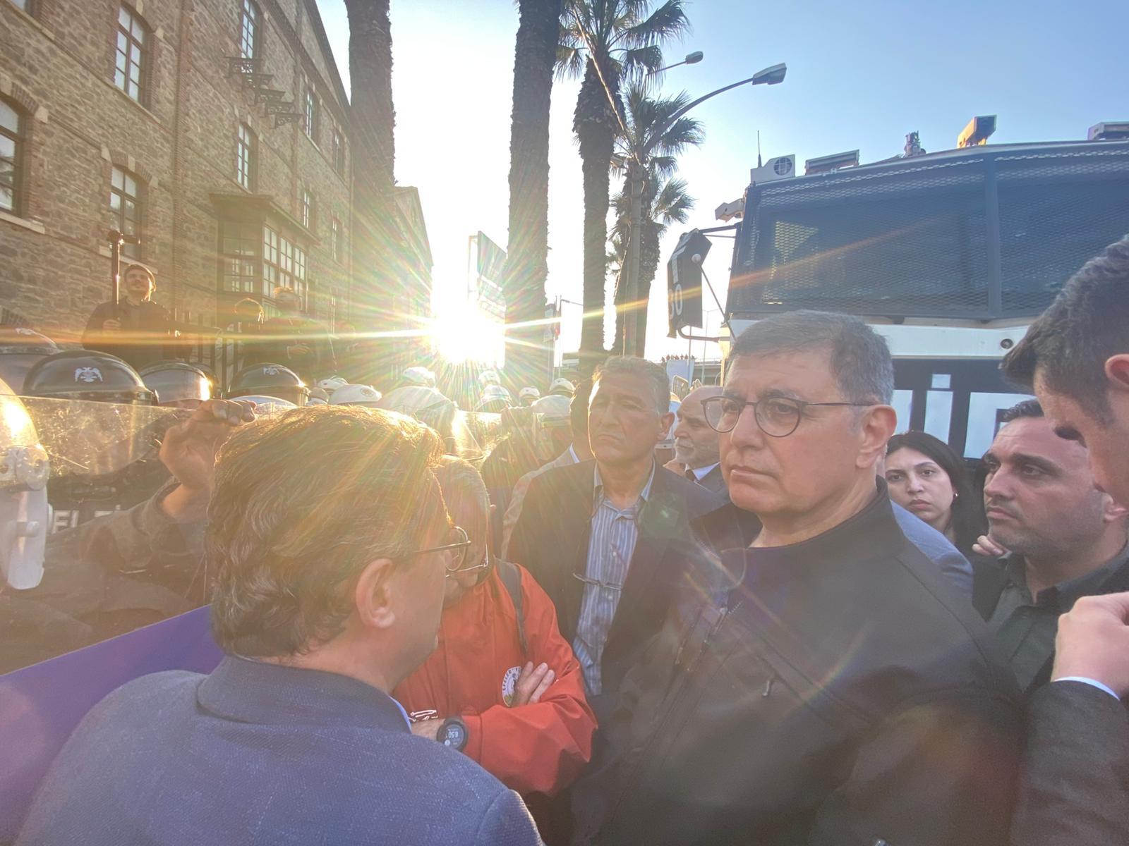 Cemil Tugay Meslek Fabrikası'na koştu: Slogan ve alkışlarla karşılandı 5 Cemil Tugay Meslek Fabrikası'na koştu: Slogan ve alkışlarla karşılandı