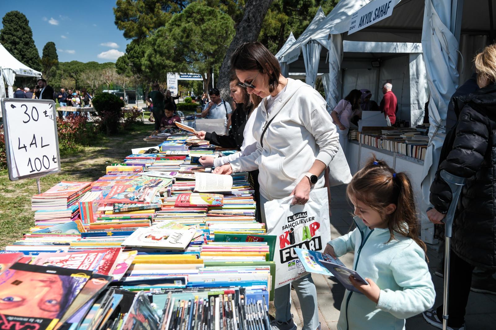 İZKİTAP’ta edebiyatla dolu hafta sonu: Kültürpark’ta yazarlar ve okurlar buluştu!