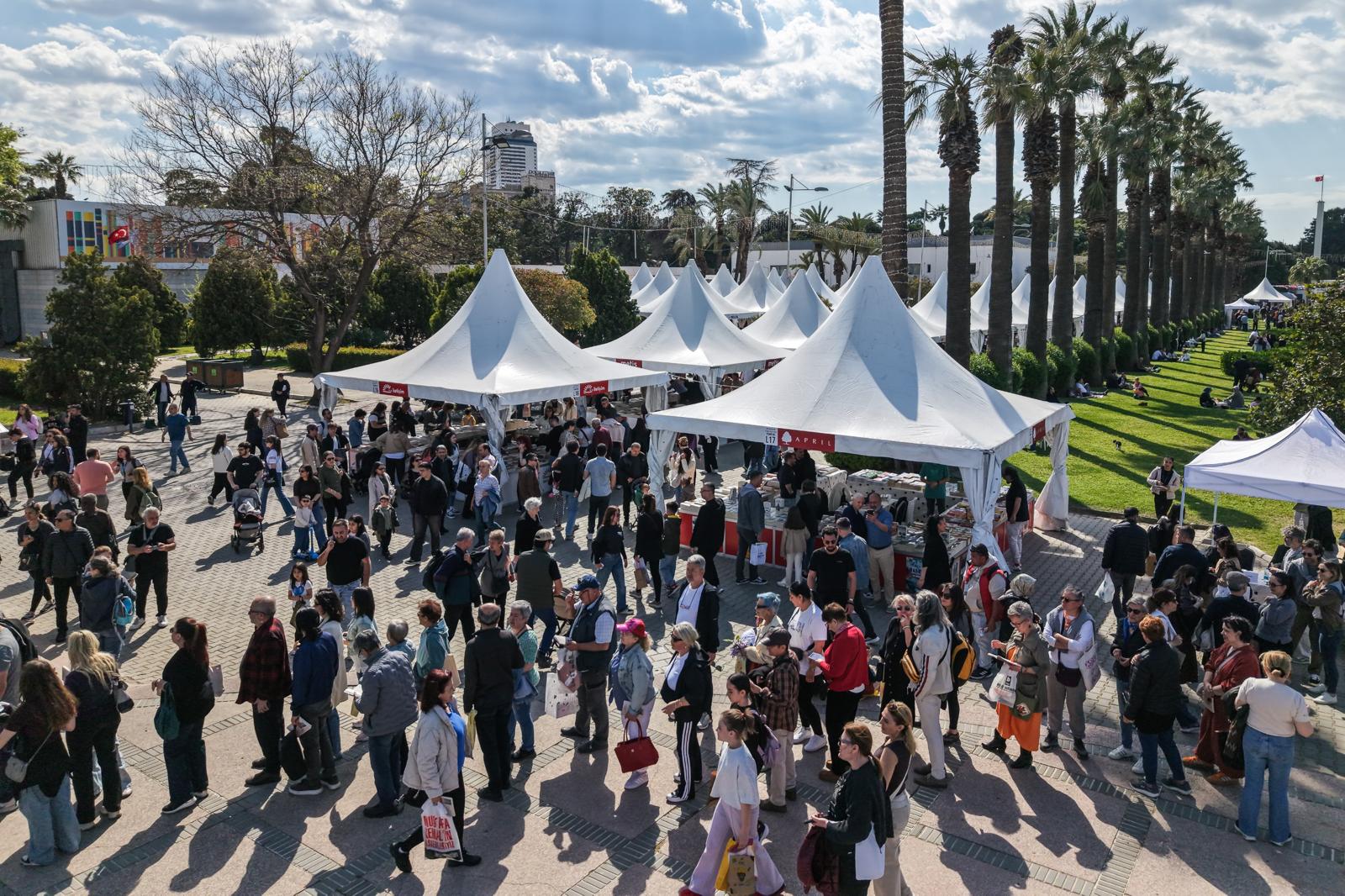 İZKİTAP’ta edebiyatla dolu hafta sonu: Kültürpark’ta yazarlar ve okurlar buluştu!
