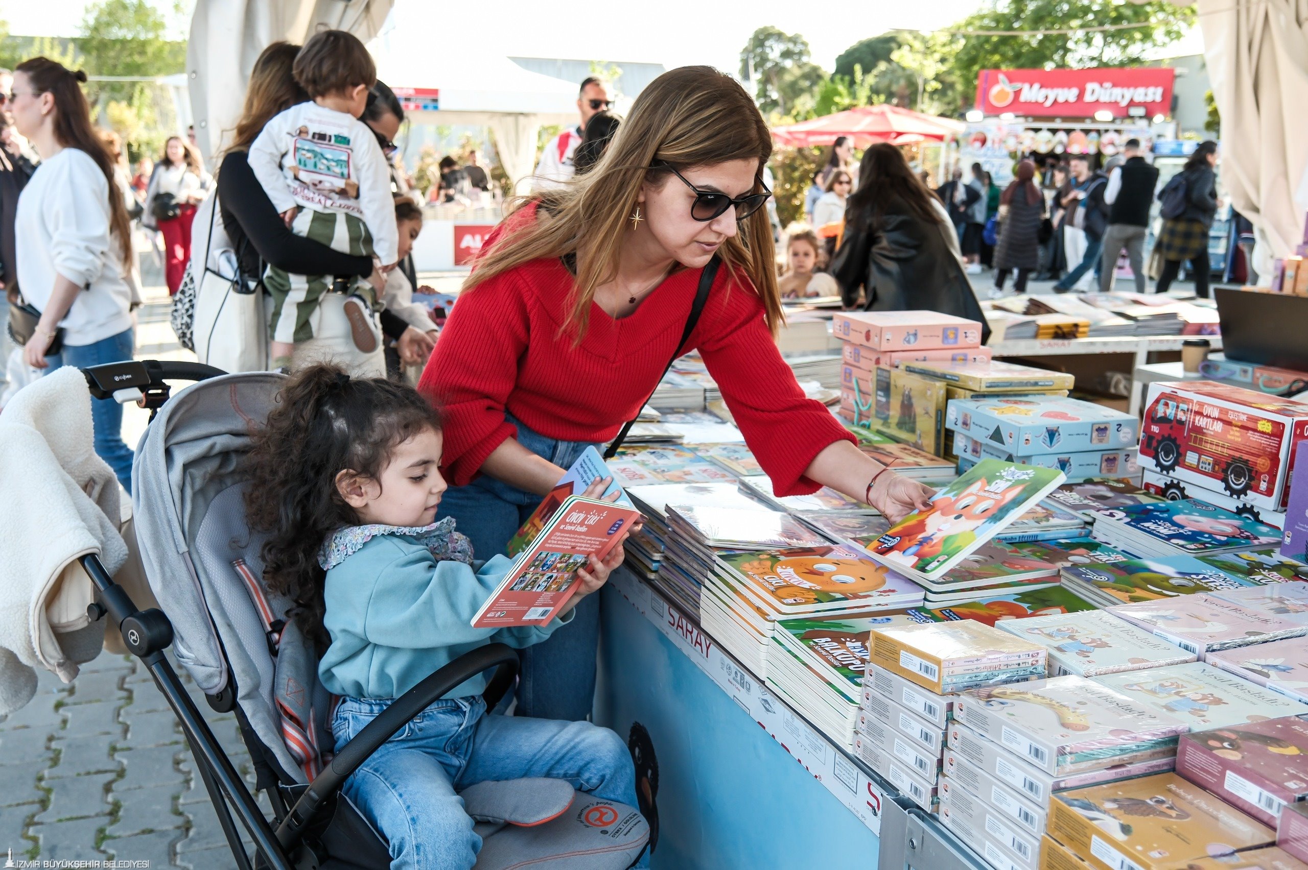 İzmirliler İZKİTAP’a akın etti: Askıda Kitap ve ücretsiz etkinliklere yoğun ilgi
