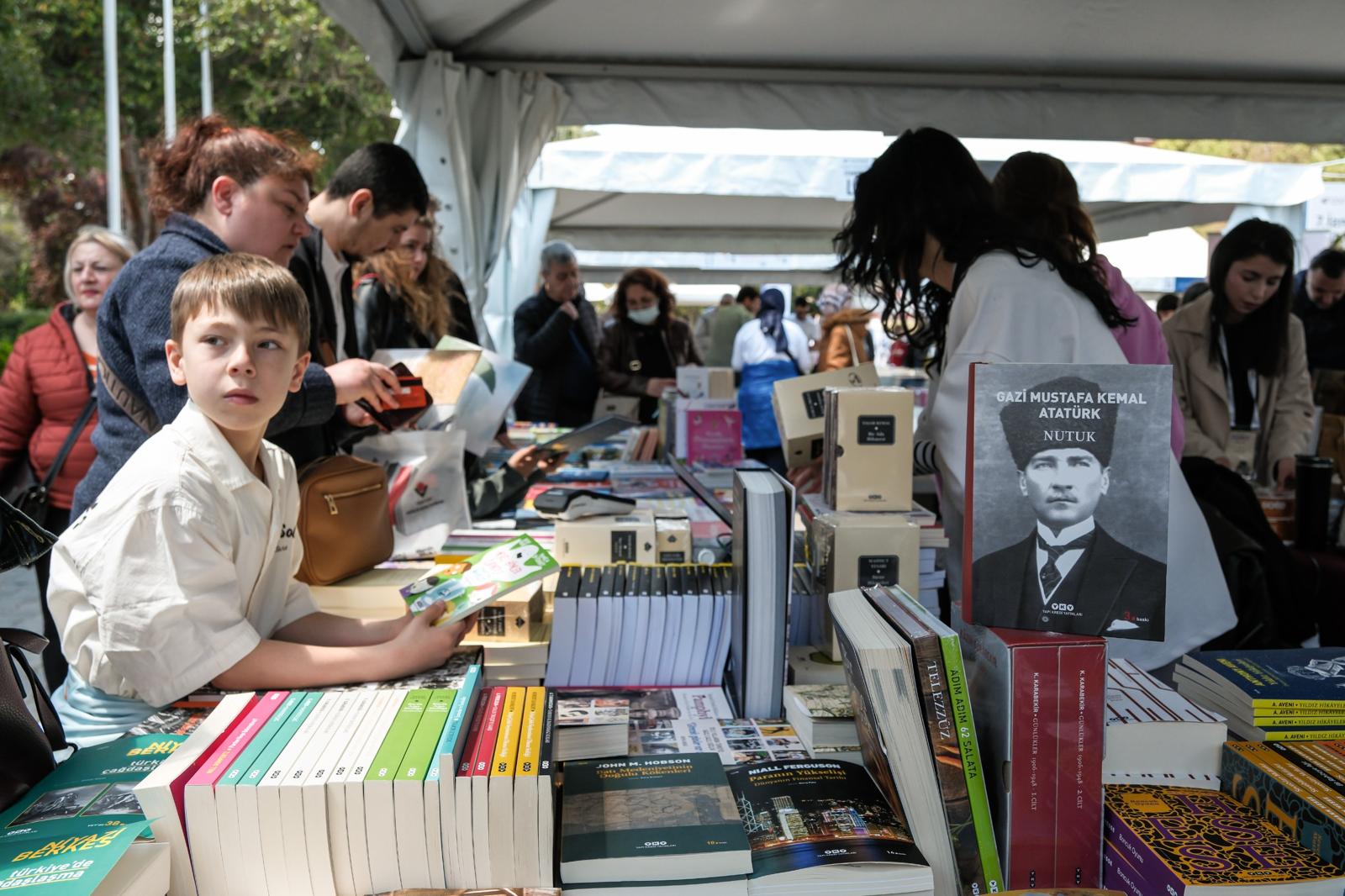 İZKİTAP’ta edebiyatla dolu hafta sonu: Kültürpark’ta yazarlar ve okurlar buluştu!