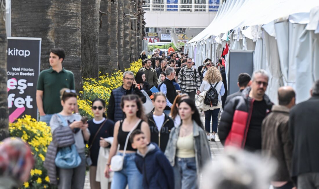 İzmir’in kalbi Kültürpark, hafta sonu güneşli havayı da fırsat bilen