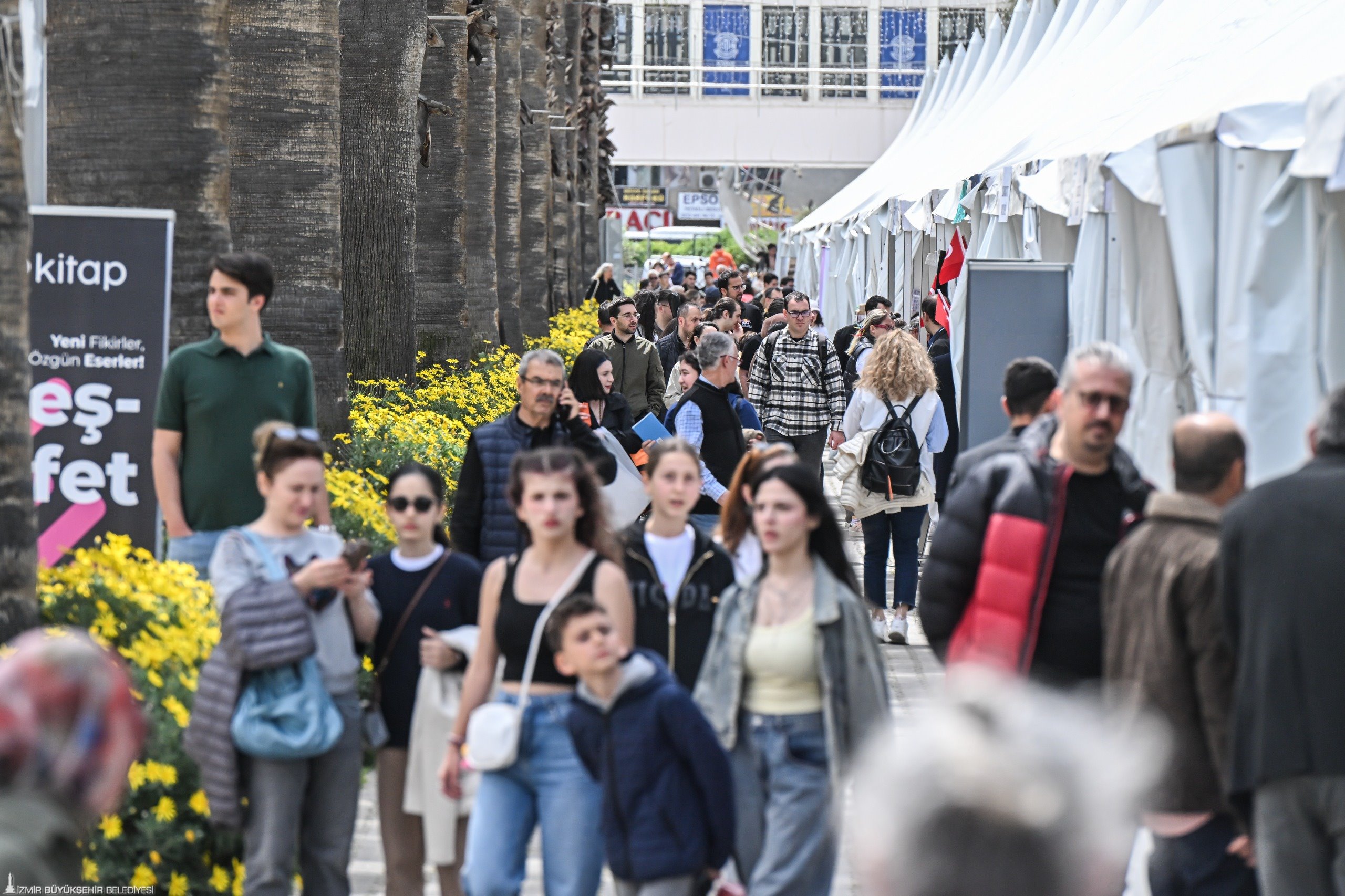 İzmir’in kalbi Kültürpark, hafta sonu güneşli havayı da fırsat bilen