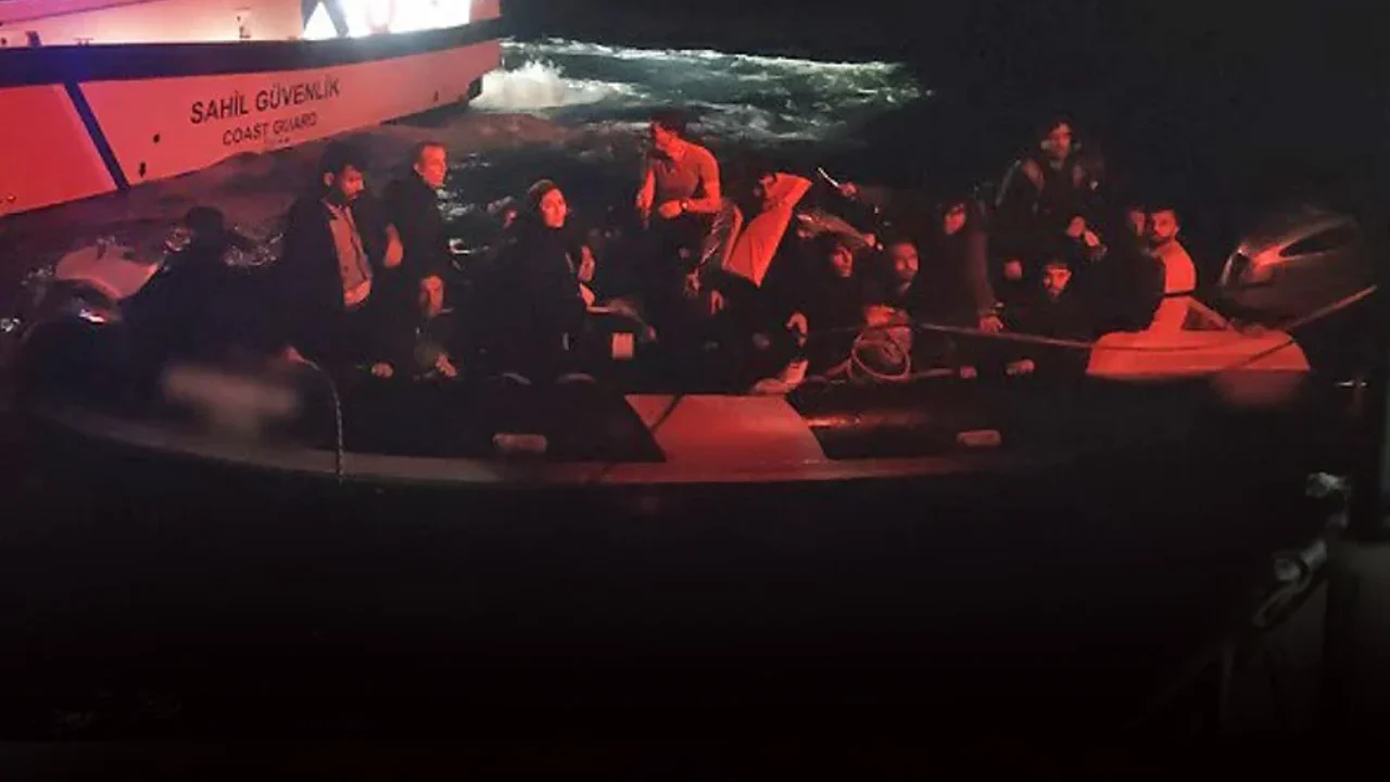 Seferihisar açıklarında İHA tespit etti ekipler yakaladı: 24 düzensiz göçmen karaya çıkarıldı