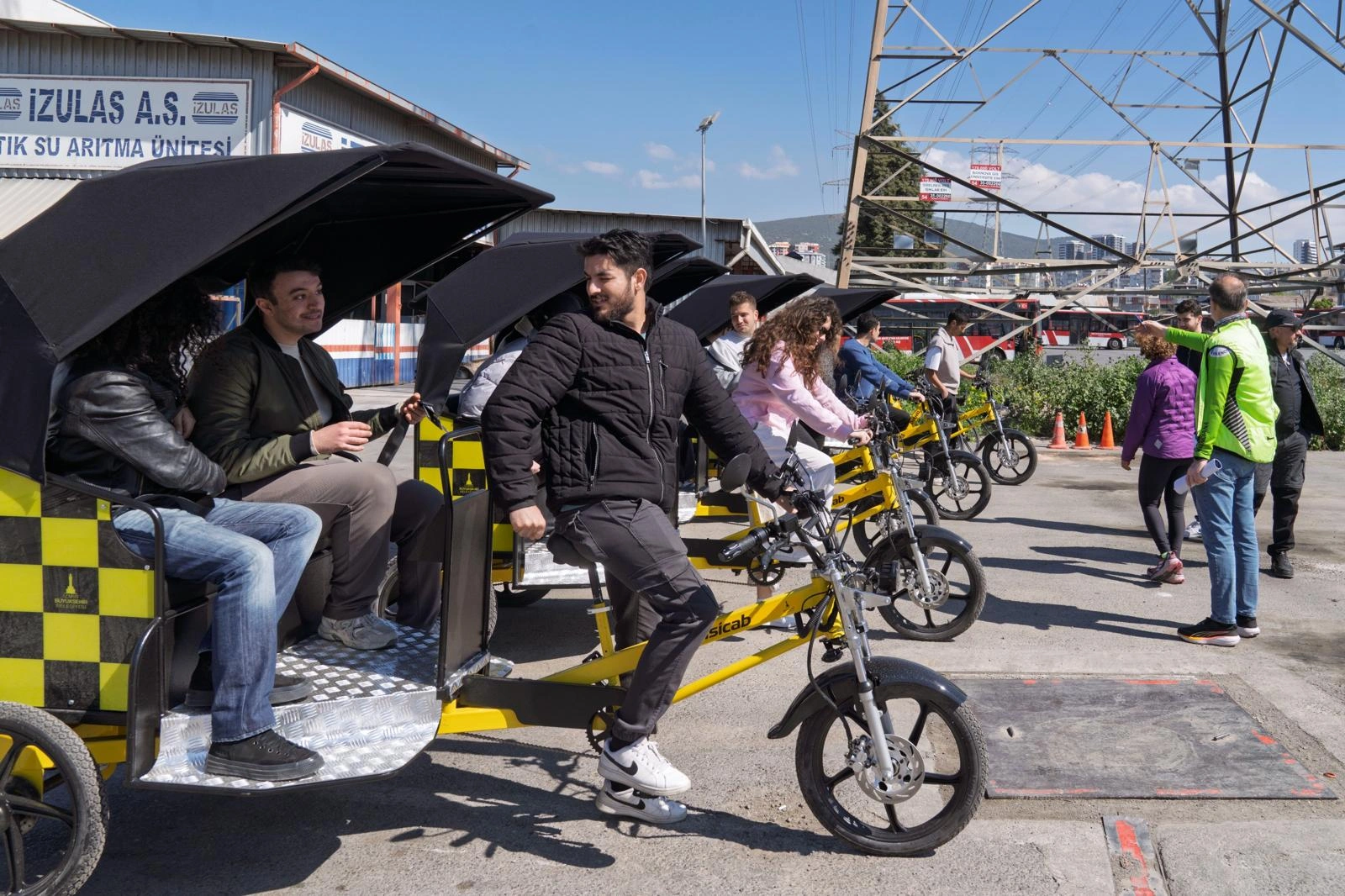 İzmir'de Bisicab dönemi başlıyor: Çevre dostu ulaşım, genç istihdamı destekliyor