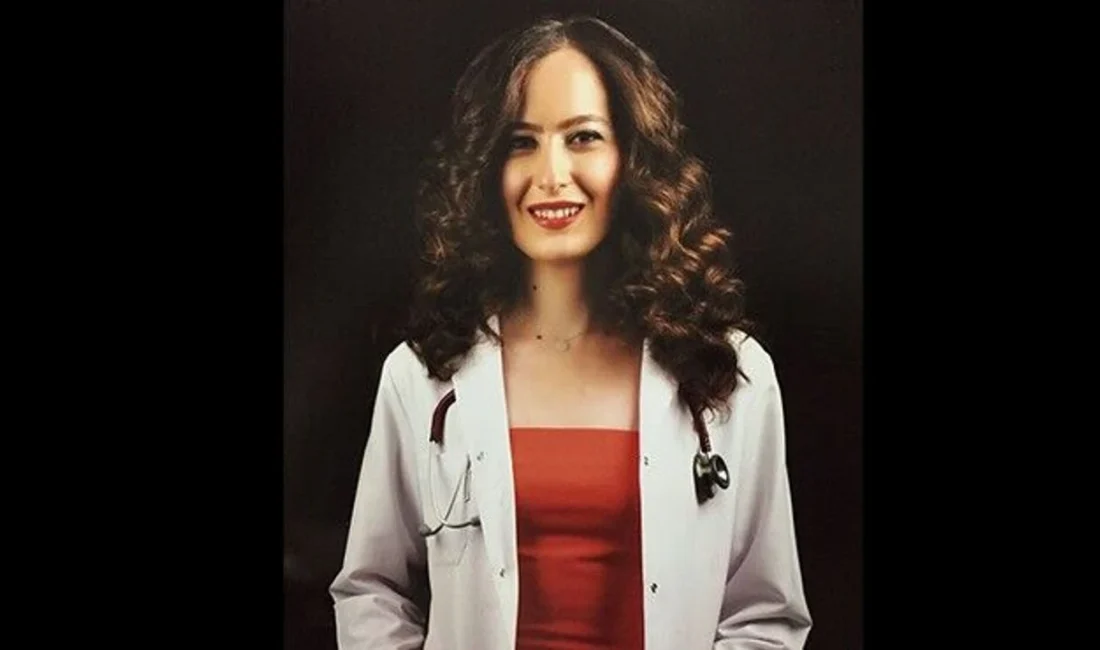 İzmir-Aydın otoyolunda bariyerlere çarpan otomobil bir anda alev topuna döndü.