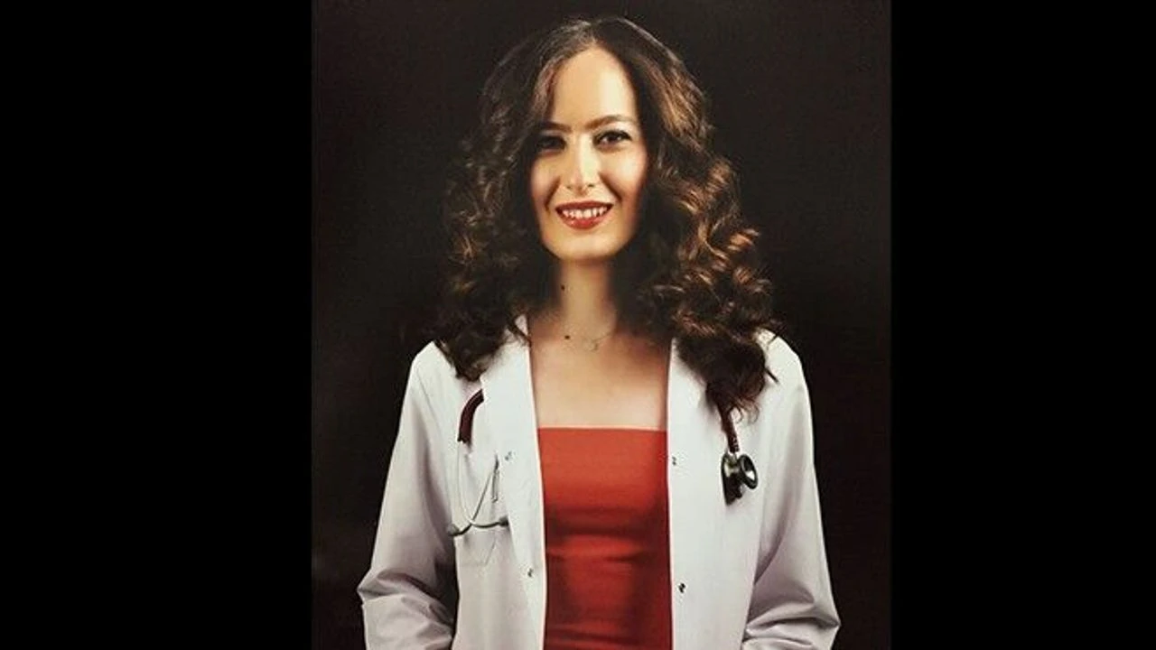 İzmir-Aydın otoyolunda bariyerlere çarpan otomobil bir anda alev topuna döndü.