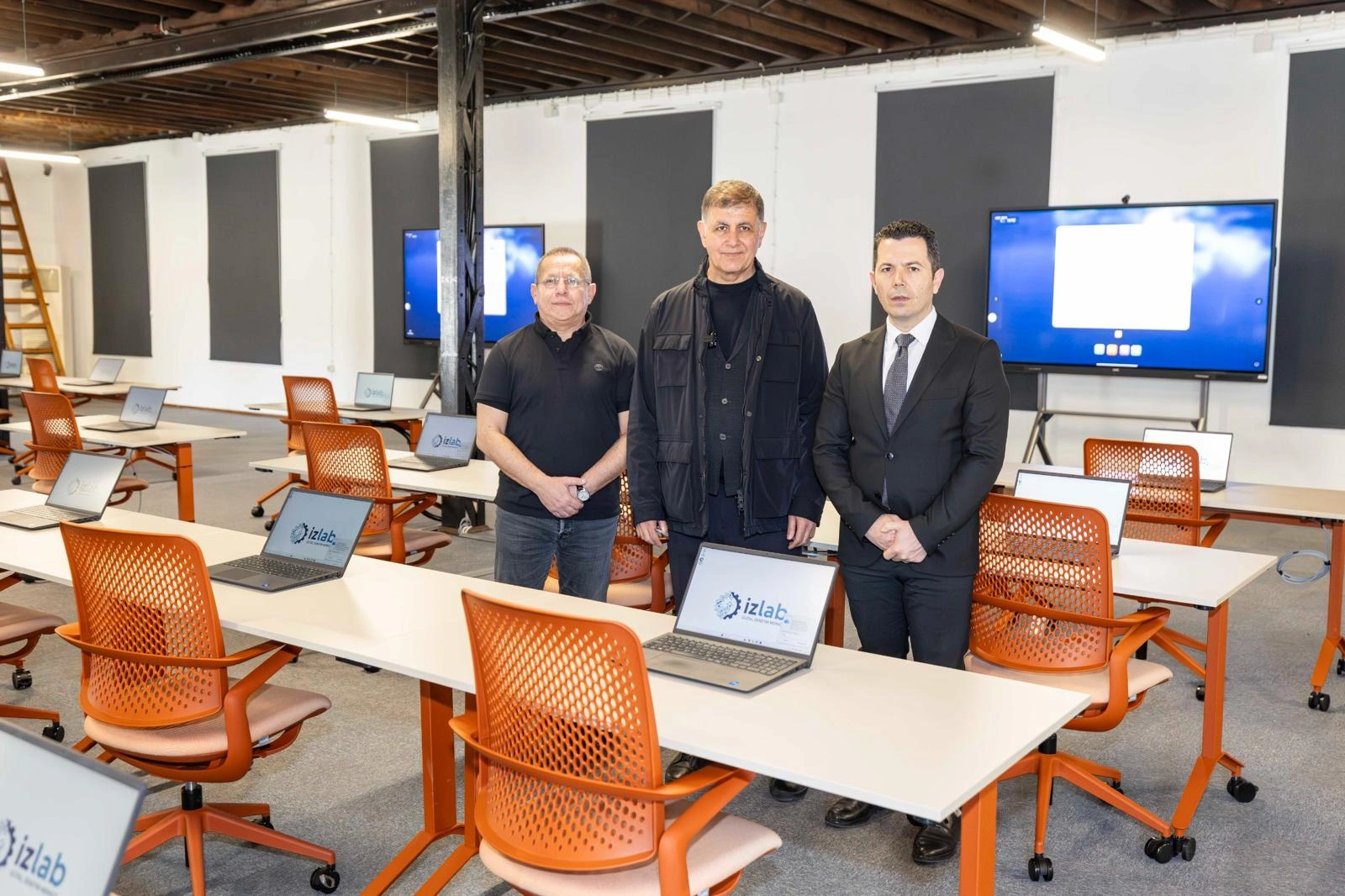 İzmir’de dijital çağ başladı: Tarihi Havagazı Fabrikası artık geleceği yazıyor! 2 İzmir’de dijital çağ başladı: Tarihi Havagazı Fabrikası artık geleceği yazıyor!