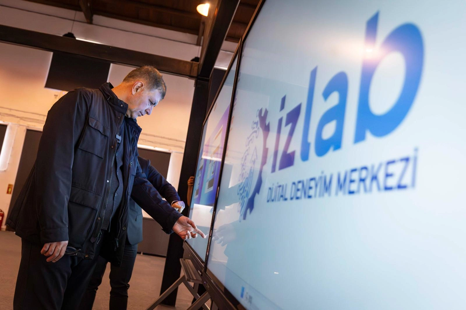 İzmir’de dijital çağ başladı: Tarihi Havagazı Fabrikası artık geleceği yazıyor! 3 İzmir’de dijital çağ başladı: Tarihi Havagazı Fabrikası artık geleceği yazıyor!