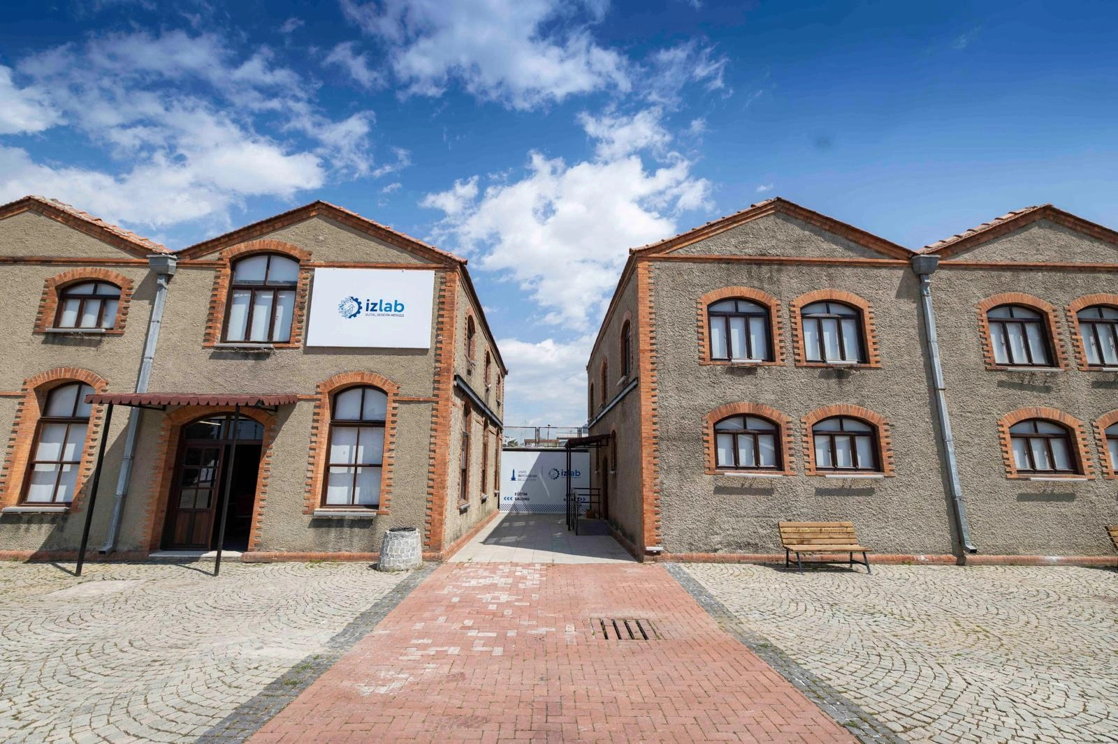 İzmir’de dijital çağ başladı: Tarihi Havagazı Fabrikası artık geleceği yazıyor! 4 İzmir’de dijital çağ başladı: Tarihi Havagazı Fabrikası artık geleceği yazıyor!