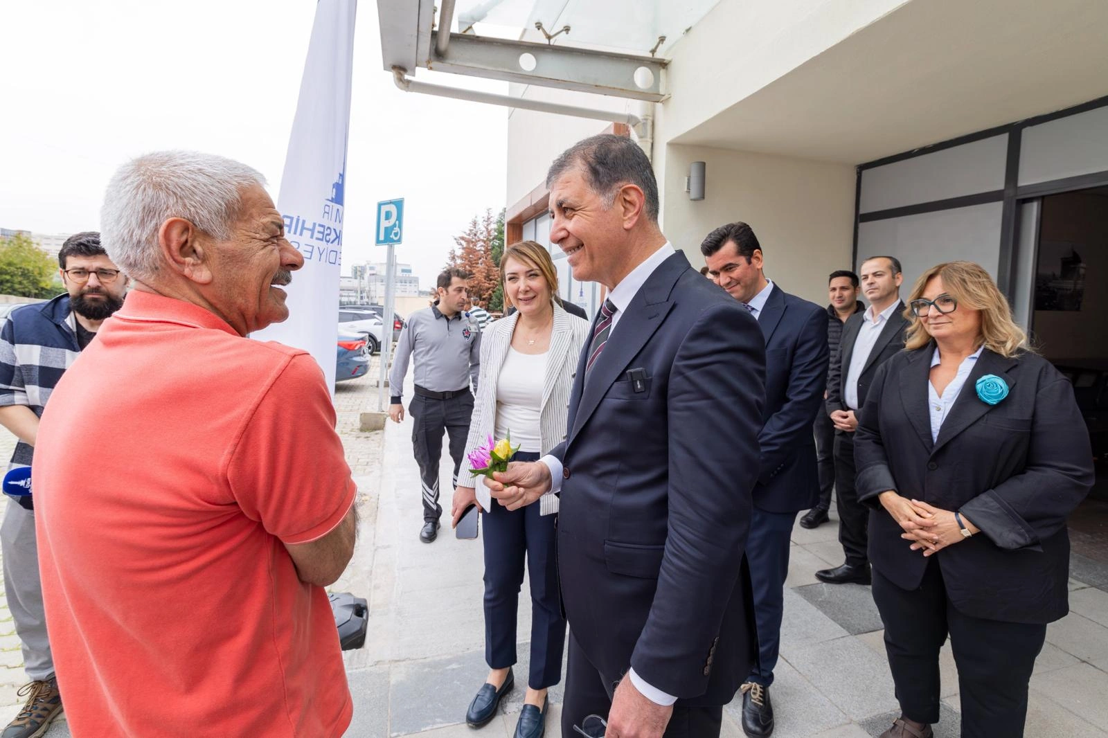 İzmir’in çınarları için şefkat seferberliği: Cemil Tugay’dan yeni geriatri merkezi müjdesi!