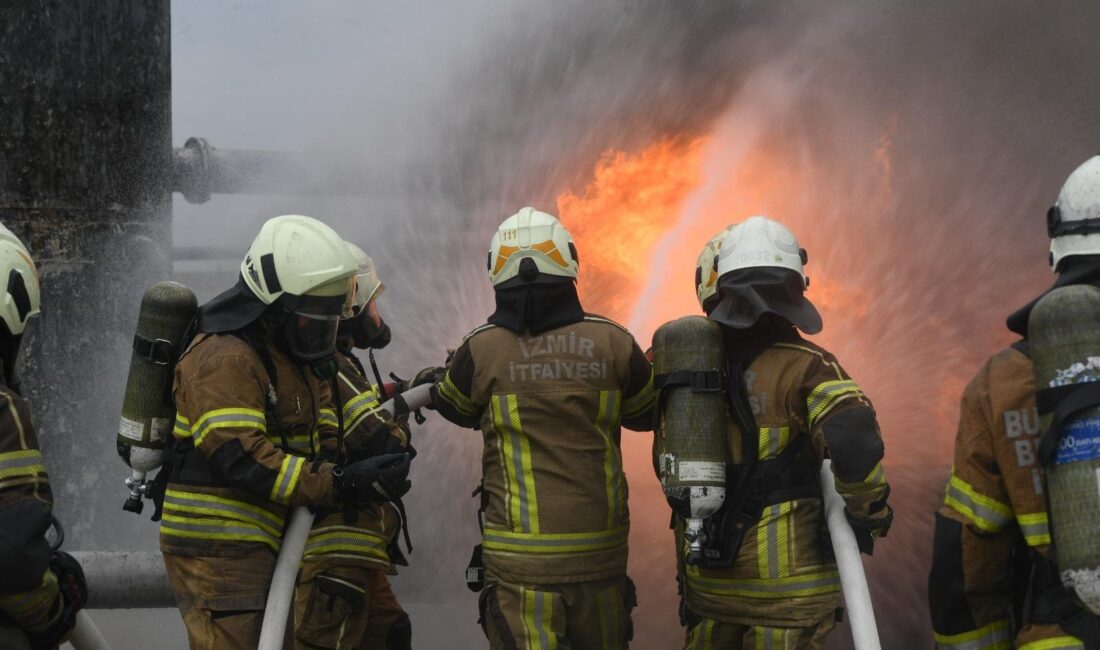 Risk büyüyor, mücadele sertleşiyor! İzmir İtfaiyesi’nin “Head Fire Project” eğitimiyle