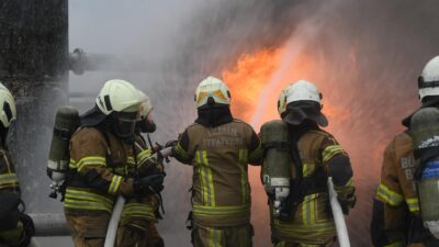 Risk büyüyor, mücadele sertleşiyor! İzmir İtfaiyesi’nin “Head Fire Project” eğitimiyle