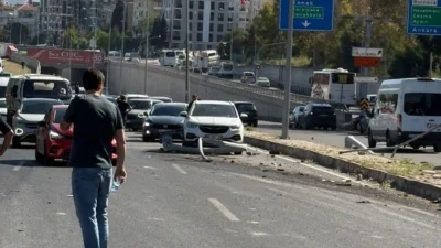 İzmir'in Bornova ilçesinde freni patlayan bir tırın karşı şeride geçerek