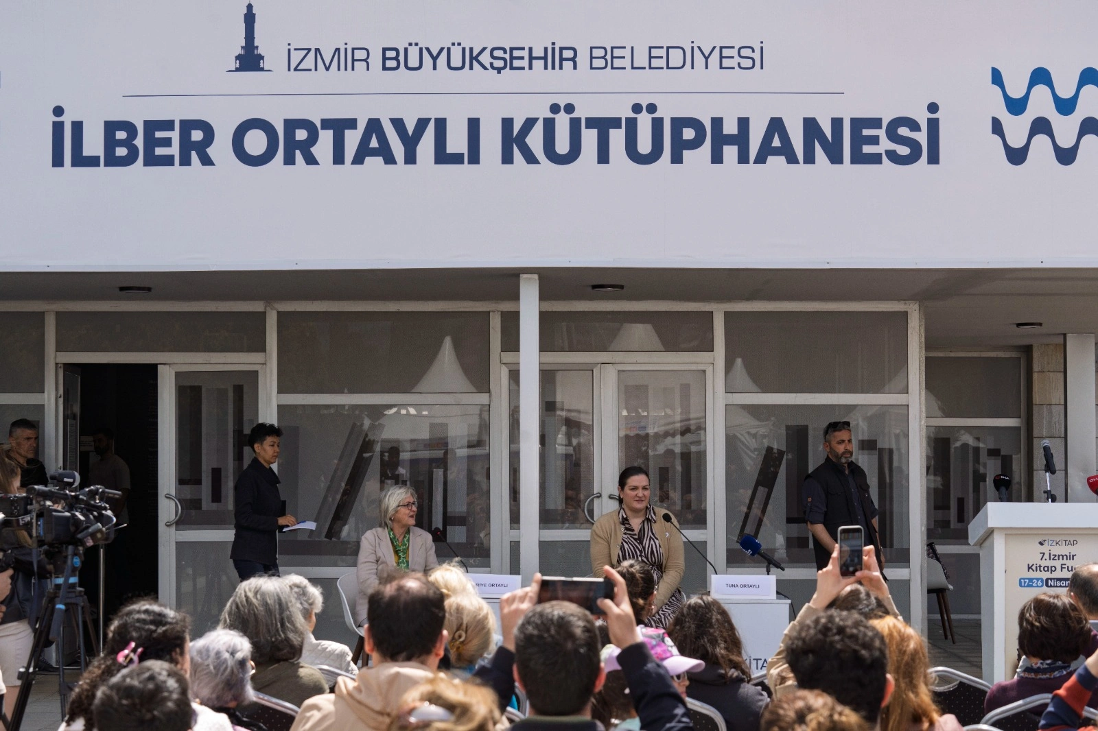 İzmir Kitap Fuarı’nda Ortaylı'nın ailesi okurlarla bir araya geldi