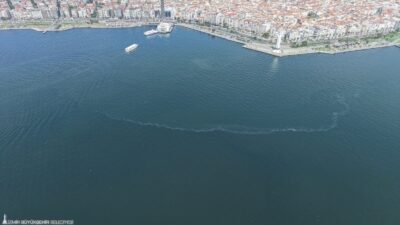 İzmir Körfezi yine nefessiz bırakıldı! Karşıyaka İskelesi açıklarında deniz yüzeyini