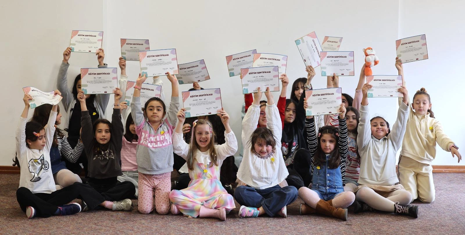 İzmir’in "Küçük Yazarları" sertifikalarını aldı: Kendileri küçük, hayalleri büyük 1 İzmir’in "Küçük Yazarları" sertifikalarını aldı: Kendileri küçük, hayalleri büyük