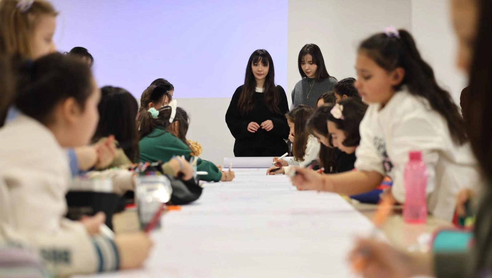 İzmir’in "Küçük Yazarları" sertifikalarını aldı: Kendileri küçük, hayalleri büyük 3 İzmir’in "Küçük Yazarları" sertifikalarını aldı: Kendileri küçük, hayalleri büyük