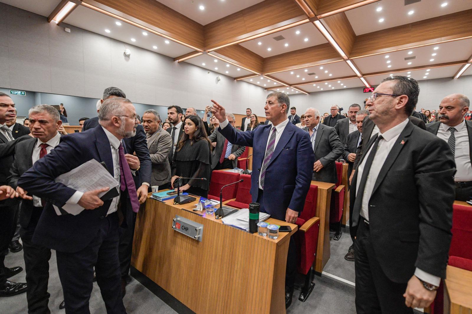 İzmir Meclisi’ndeki gerginlik sonrası CHP'den tepki: “Kaos yarattılar!”