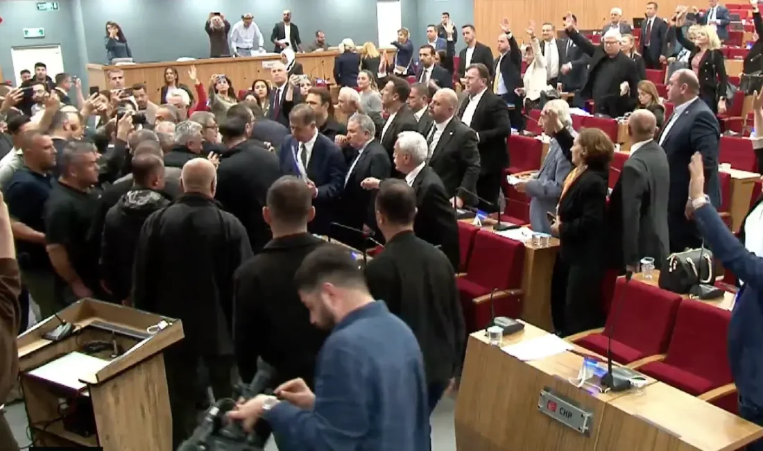 İzmir Büyükşehir Belediyesi 2025 yılı faaliyet raporu görüşmeleri kavgayla bitti.