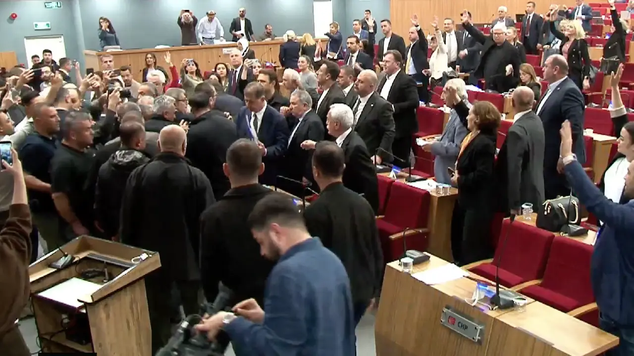 İzmir Meclisi'nde arbede: Yeterlilik önergesi sonrası yumruklar havada uçuştu