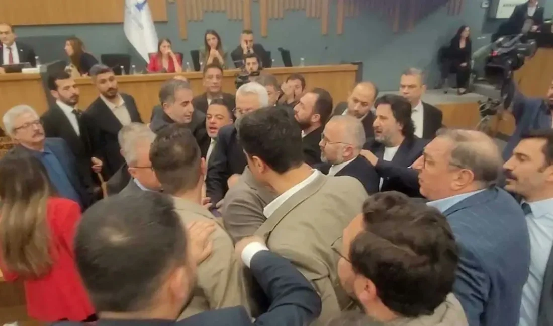 Tansiyon tavan yaptı, meclis üyeleri birbirinin üzerine yürüdü! AK Parti