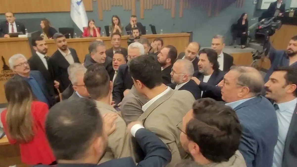 İzmir Meclisi'nde 'faaliyet raporu' gerginliği: Üyeler birbirinin üzerine yürüdü
