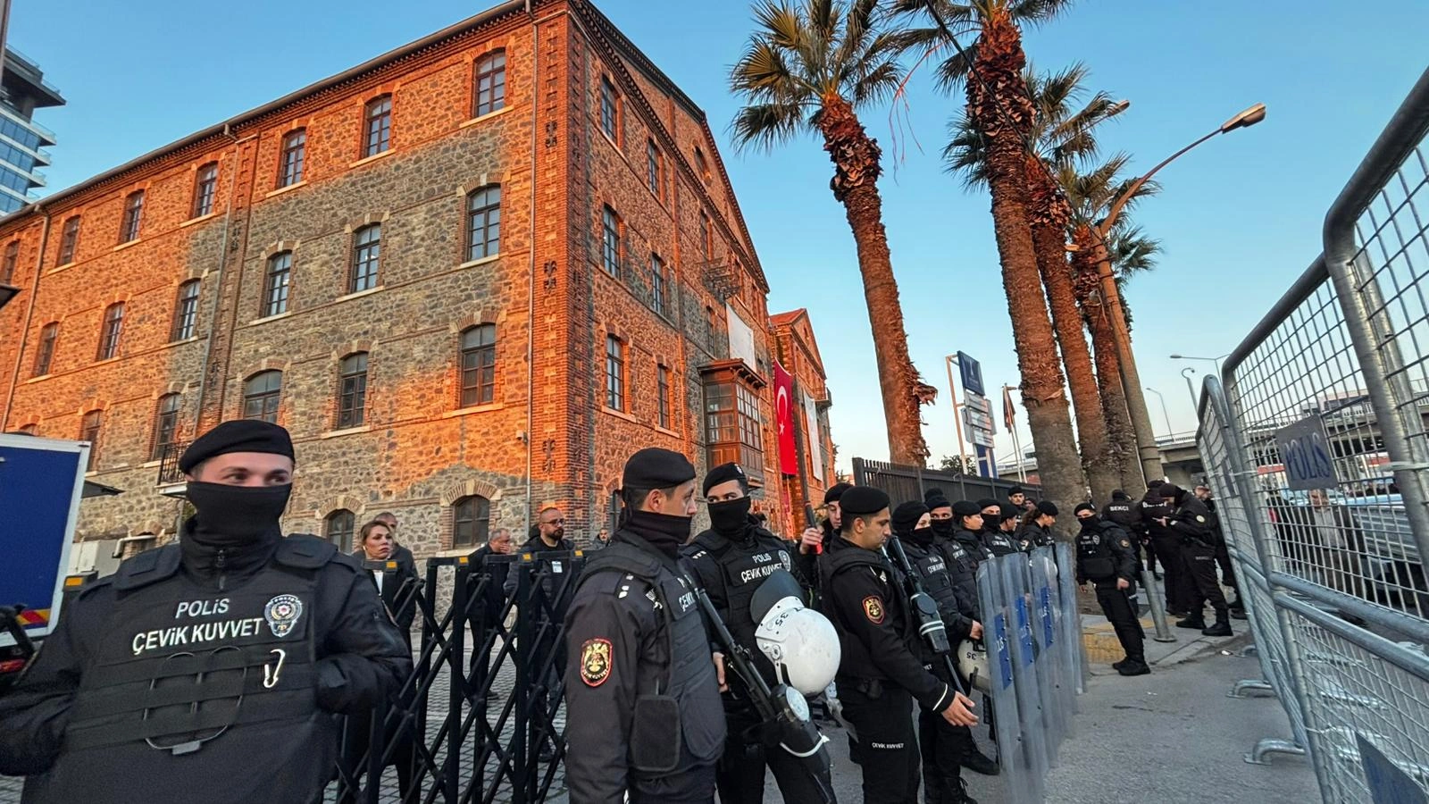 Sabah 05.00, yüzlerce polis ve abluka altına alınan bir eğitim