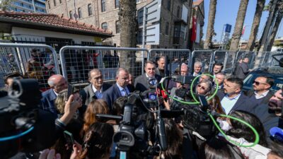 CHP’li Ednan Arslan, polis ablukasındaki Meslek Fabrikası önünden iktidara seslendi: