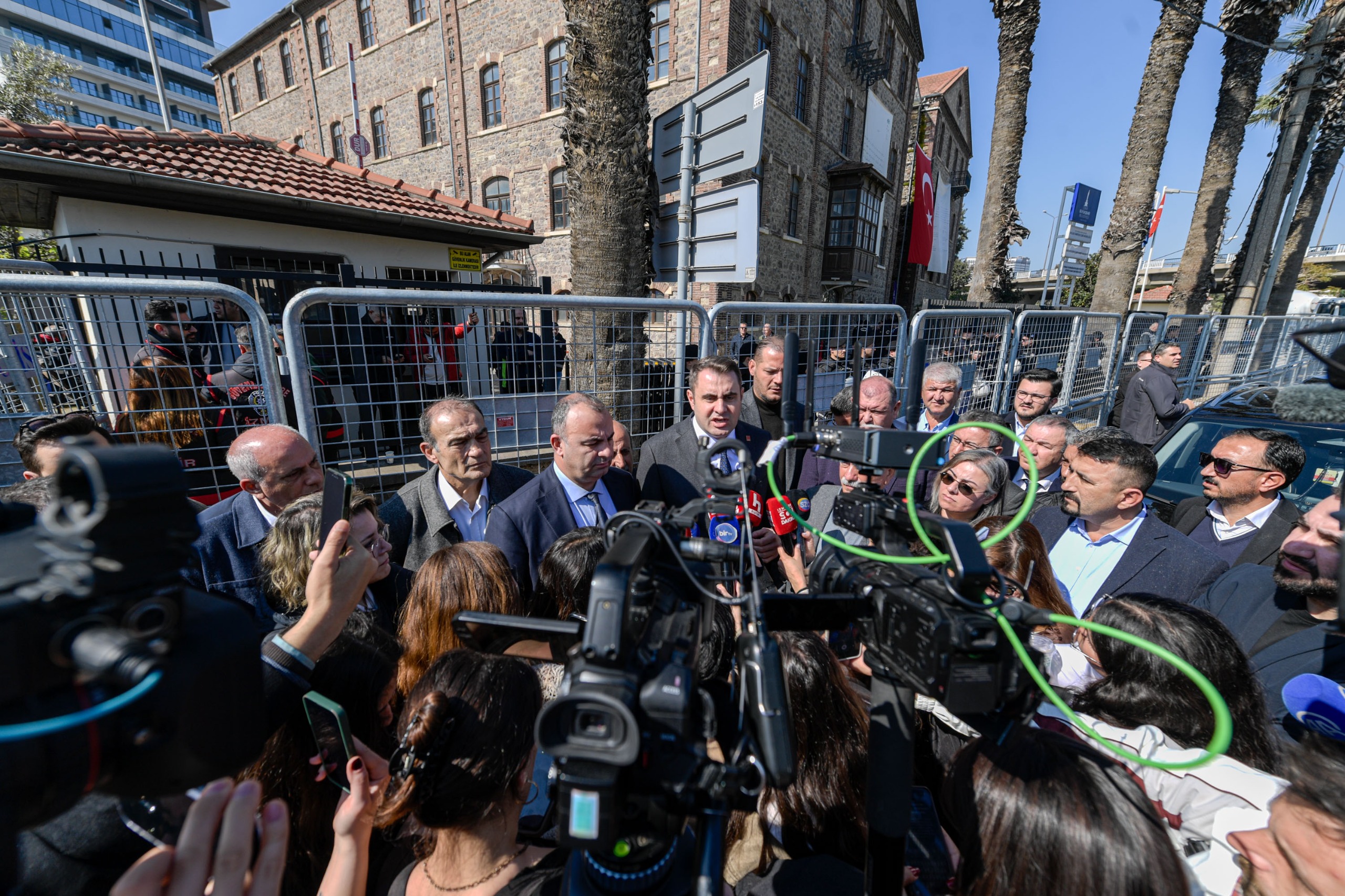 Meslek Fabrikası’nın abluka altına alınmasına tepki: “Ne muradınız varsa Elektrik Fabrikası’nda yapalım”