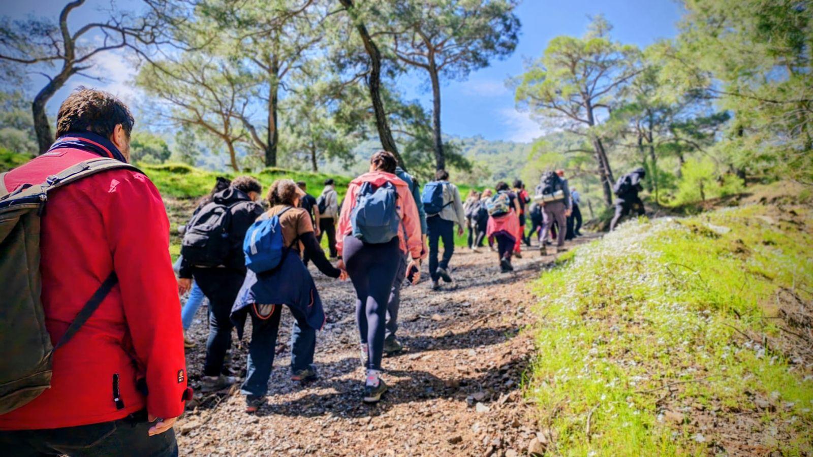 Efes Mimas Yolu’nda anlamlı yürüyüş: Doğada adım kalplerde kitap
