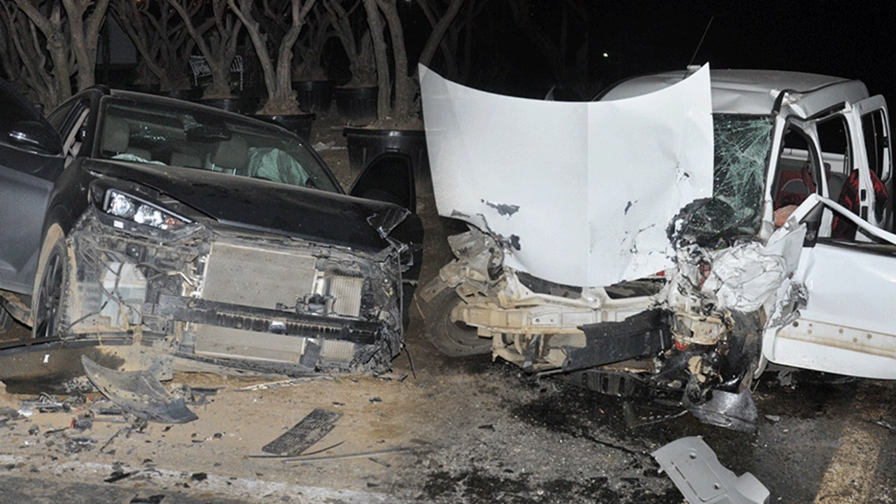 Ödemiş'te sollama faciası: 3 araç birbirine girdi, 4 yaralı!