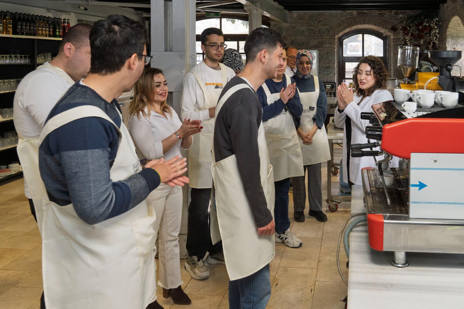 İzmir’in en "Özel" baristaları geliyor! Engel tanımayan kahve kokusu!