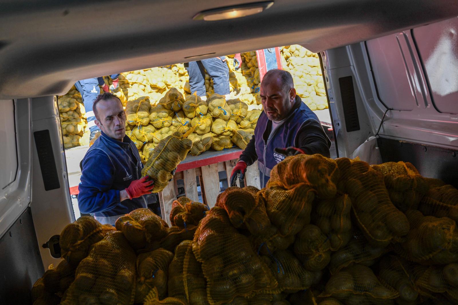 İzmir’de "Patates" seferberliği: 300 ton mahsul satın alındı, 60 bin sofraya bereket oldu! 1 İzmir’de "Patates" seferberliği: 300 ton mahsul satın alındı, 60 bin sofraya bereket oldu!