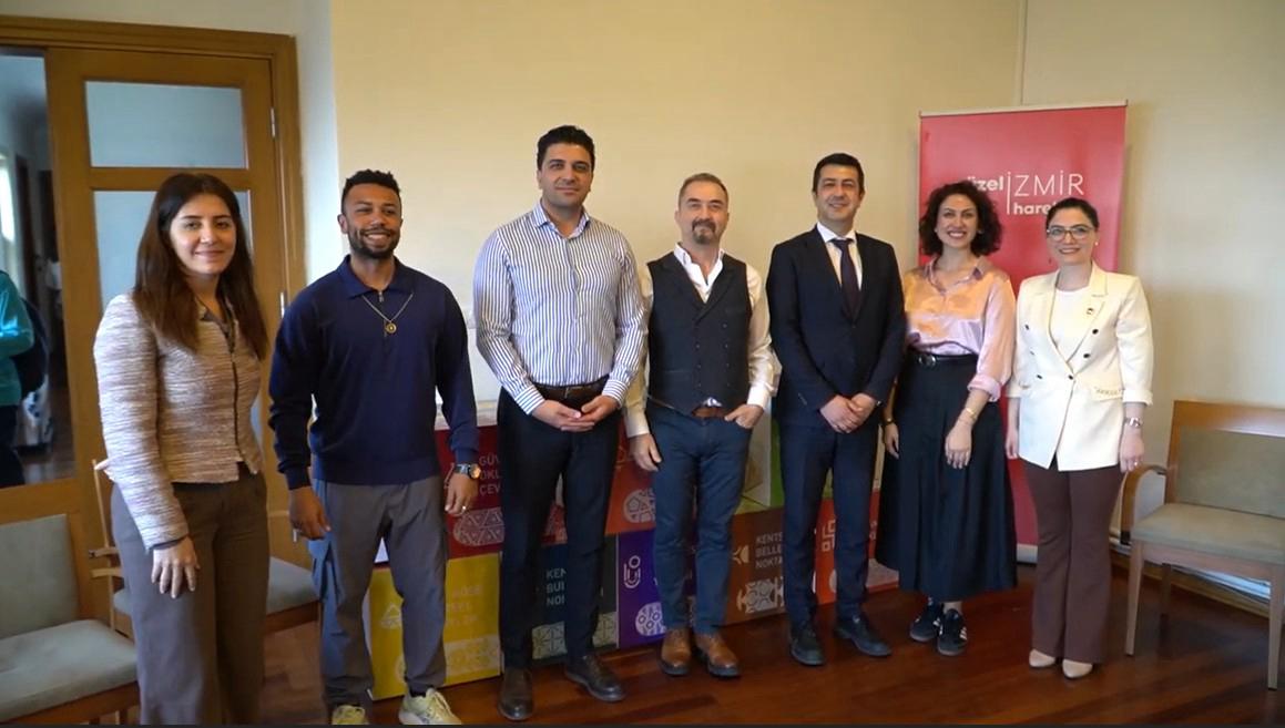 İzmir’in ritmi Şato’dan yükseldi! "Kişisel devrimini yap, hareketin parçası ol" 3 İzmir’in ritmi Şato’dan yükseldi! "Kişisel devrimini yap, hareketin parçası ol"