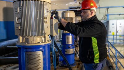 İZSU, terfi merkezlerini yeni nesil pompalar ve akıllı panolarla yeniliyor.