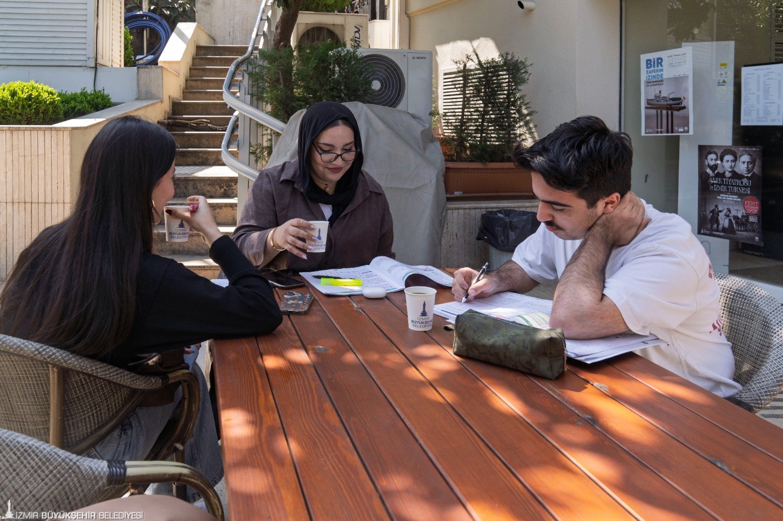 Yaşayan Kütüphaneleri İzmirliler çok sevdi: 'Kendimizi evimizde gibi hissediyoruz'