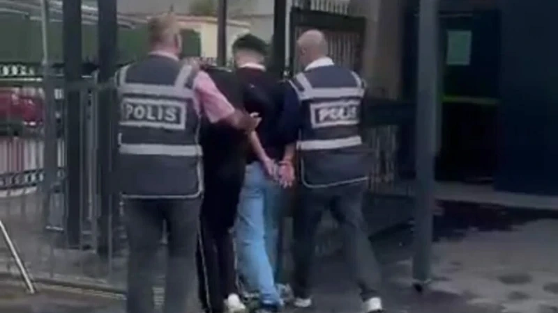 İzmir’in Karabağlar ilçesinde, haklarında toplam 26 yıl 6 ay kesinleşmiş