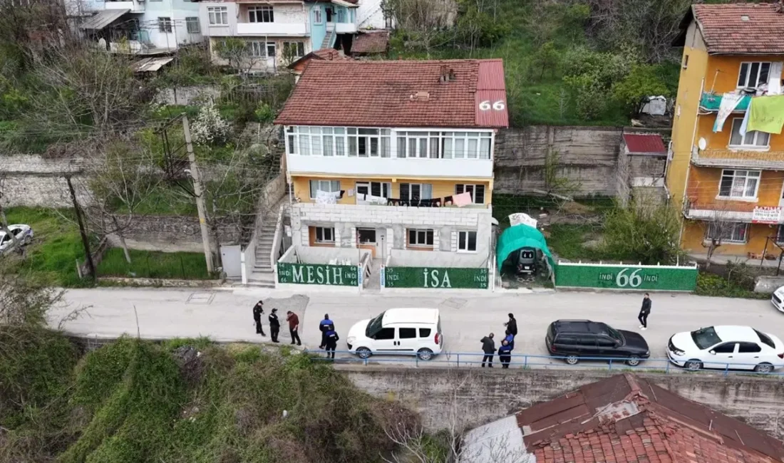 Bayır Mahallesi'nde bir evin çatısındaki "Mesih" ve "İsa" yazıları mahalleyi