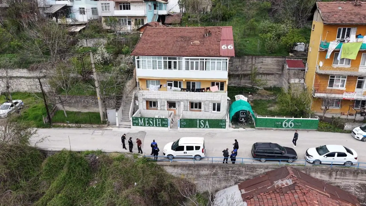 Bayır Mahallesi'nde bir evin çatısındaki "Mesih" ve "İsa" yazıları mahalleyi