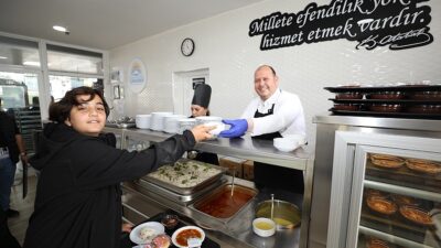 Menderes Belediyesi tarafından ilçeye kazandırılan Kent Lokantası birinci yılını geride
