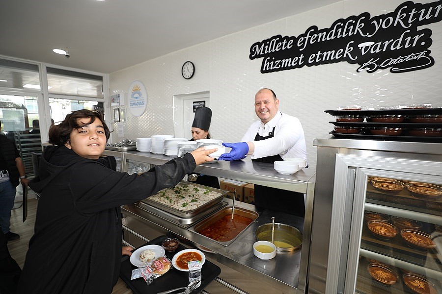 Menderes Belediyesi tarafından ilçeye kazandırılan Kent Lokantası birinci yılını geride