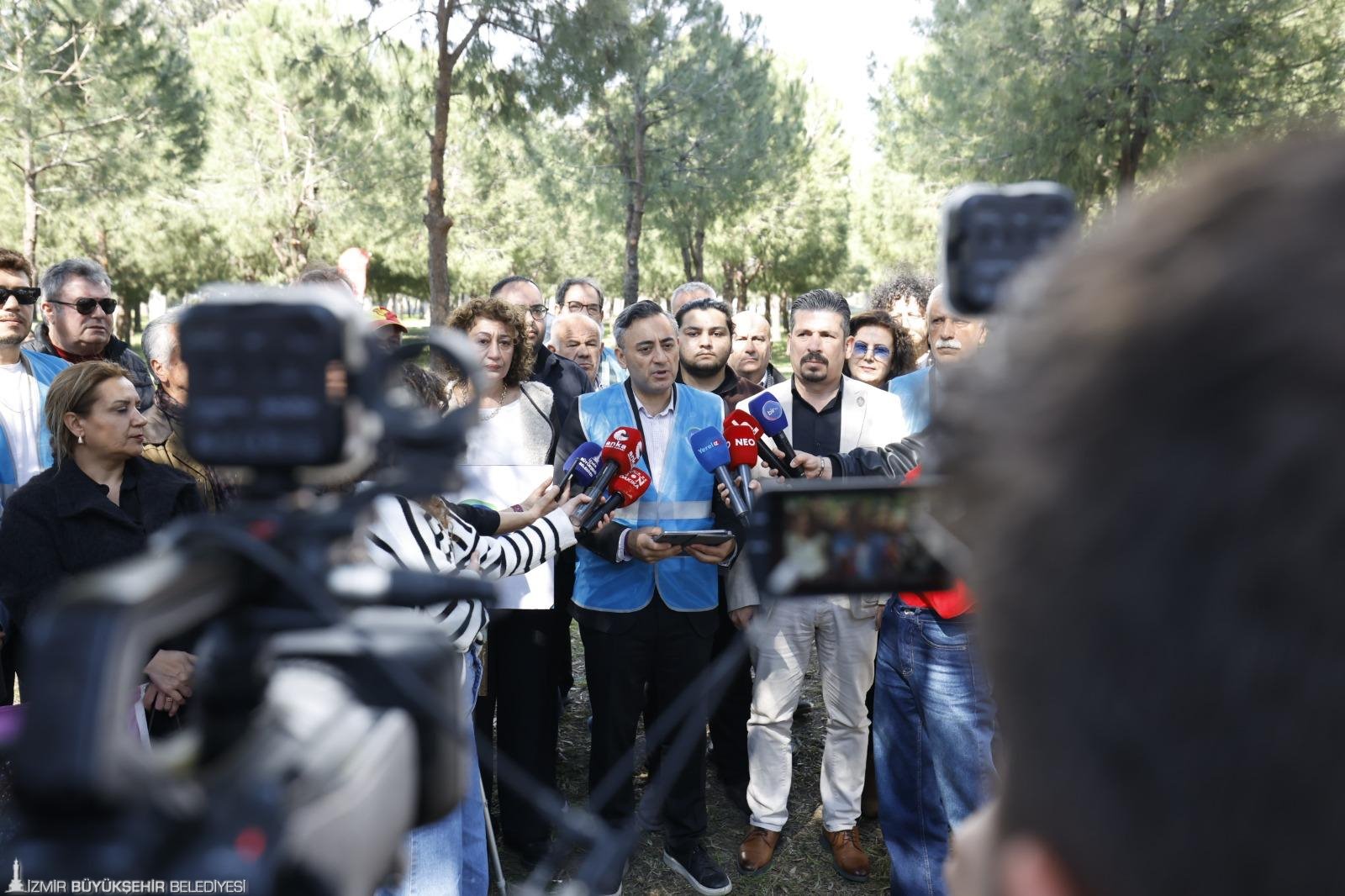 İzmirli sanatçılar ve Kent Konseyi 'Meslek Fabrikası' için tek yürek oldu: 'Buradayız, gitmiyoruz'