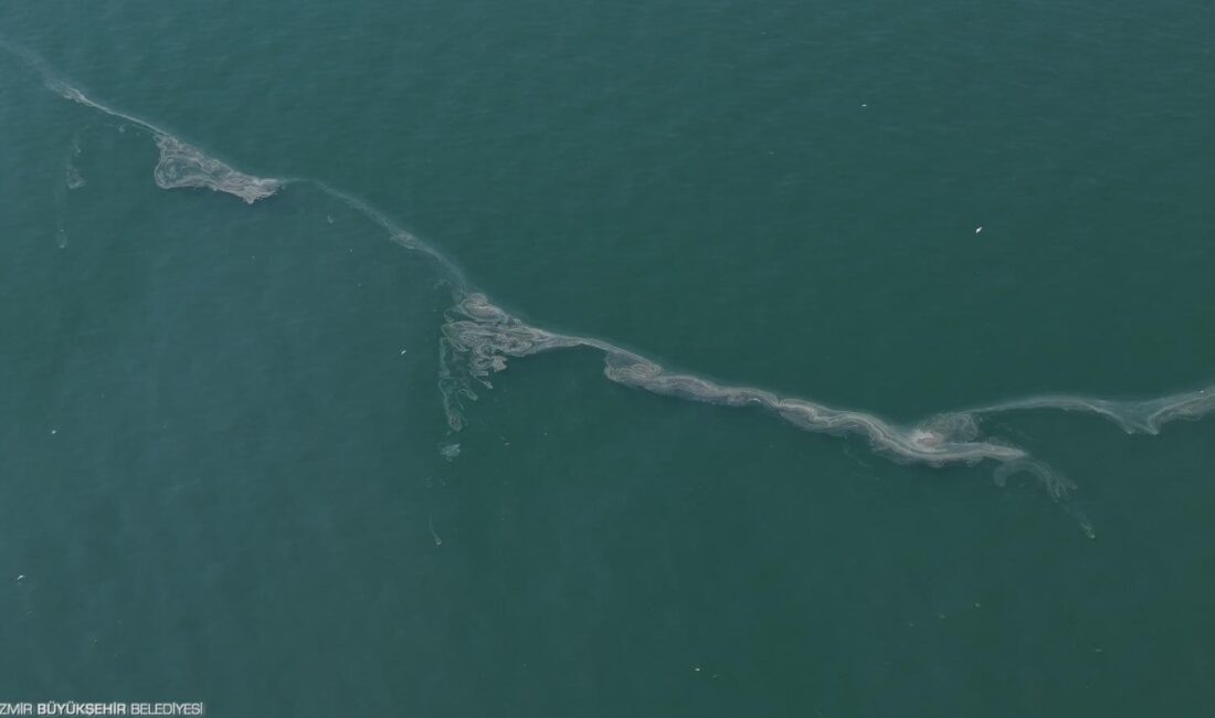 Büyükşehir’in dron denetimleri, Karşıyaka açıklarında gemi kaynaklı olduğu değerlendirilen dış
