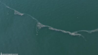 Büyükşehir’in dron denetimleri, Karşıyaka açıklarında gemi kaynaklı olduğu değerlendirilen dış