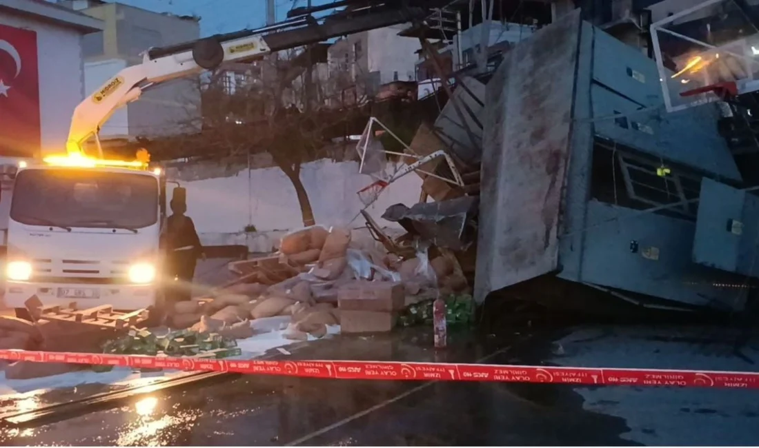 Freni patlayan pirinç unu yüklü kamyon okul bahçesine düştü. Sürücü